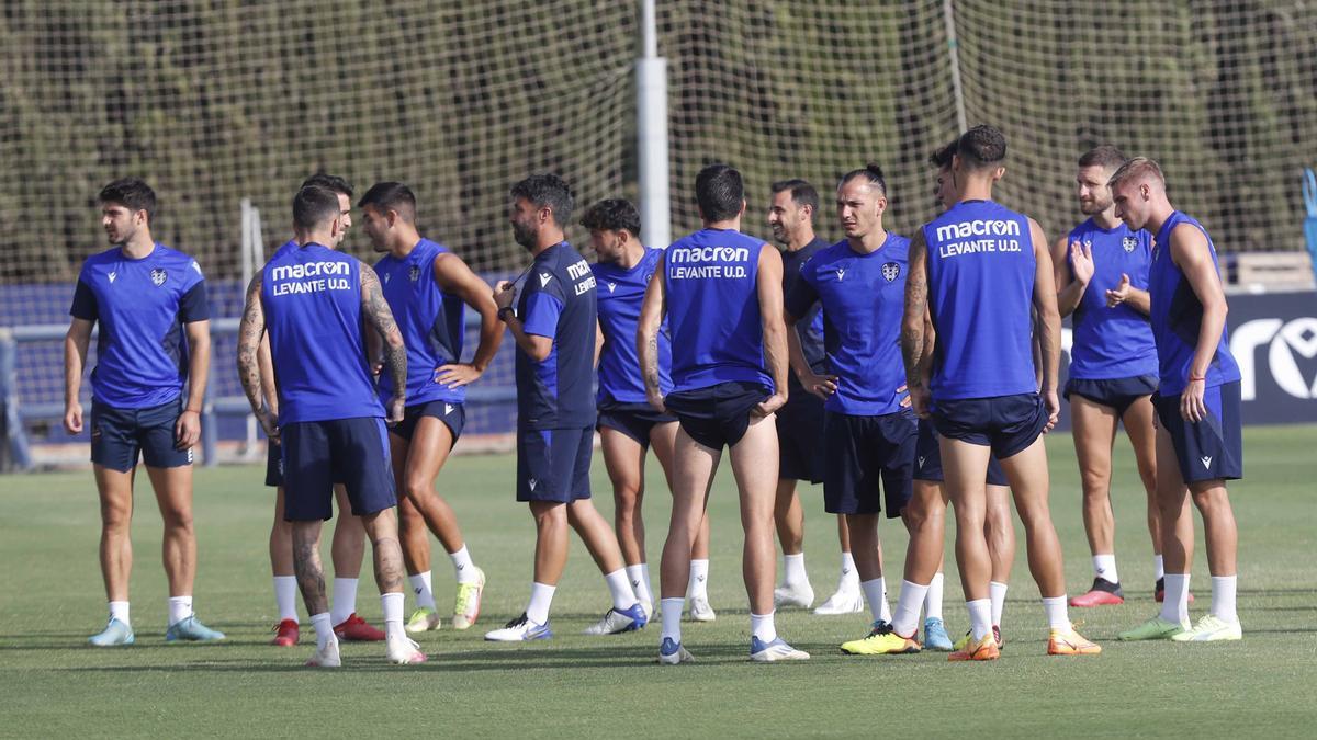 La plantilla ya se encuentra en Zaragoza y está lista para ir a por los tres puntos