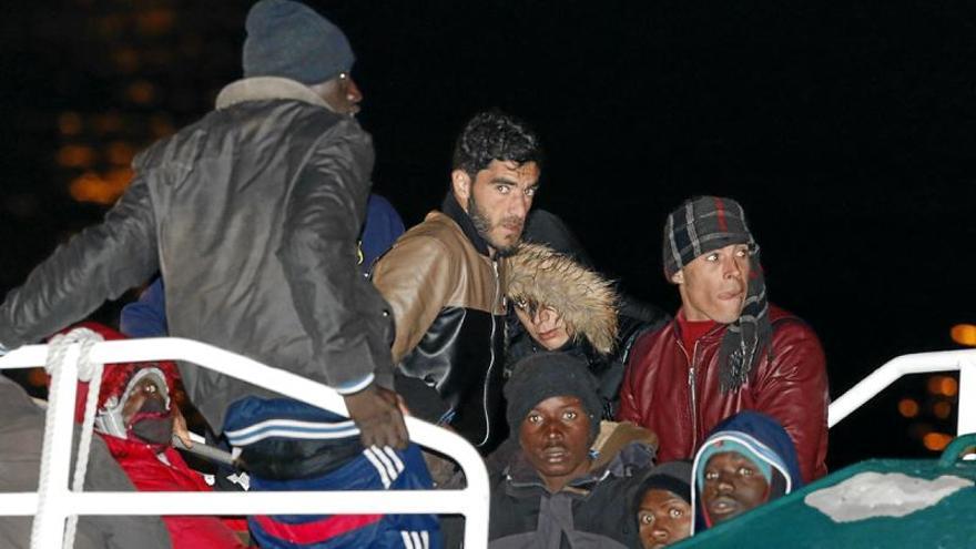Rescatan a 22 personas de una patera en Almería