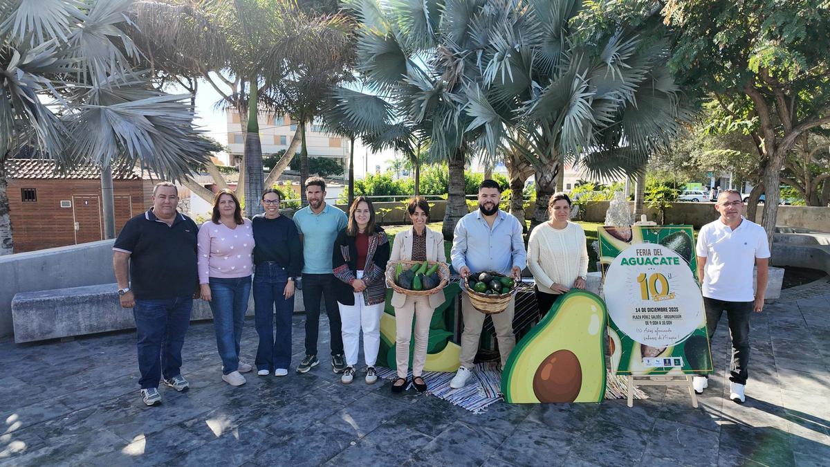 Parte de la corporación municipal de Mogán, durante la presentación de la X Feria del Aguacate.