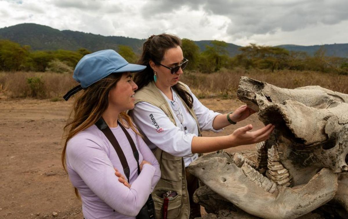 Ana Gómez de Castro, a la izquierda, en su viaje a Tanzania con Homeward Bound.