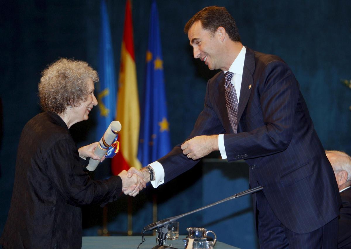 Margaret Atwood, cuando recibió de manos de Don Felipe el Premio Príncipe de Asturias de las Letras