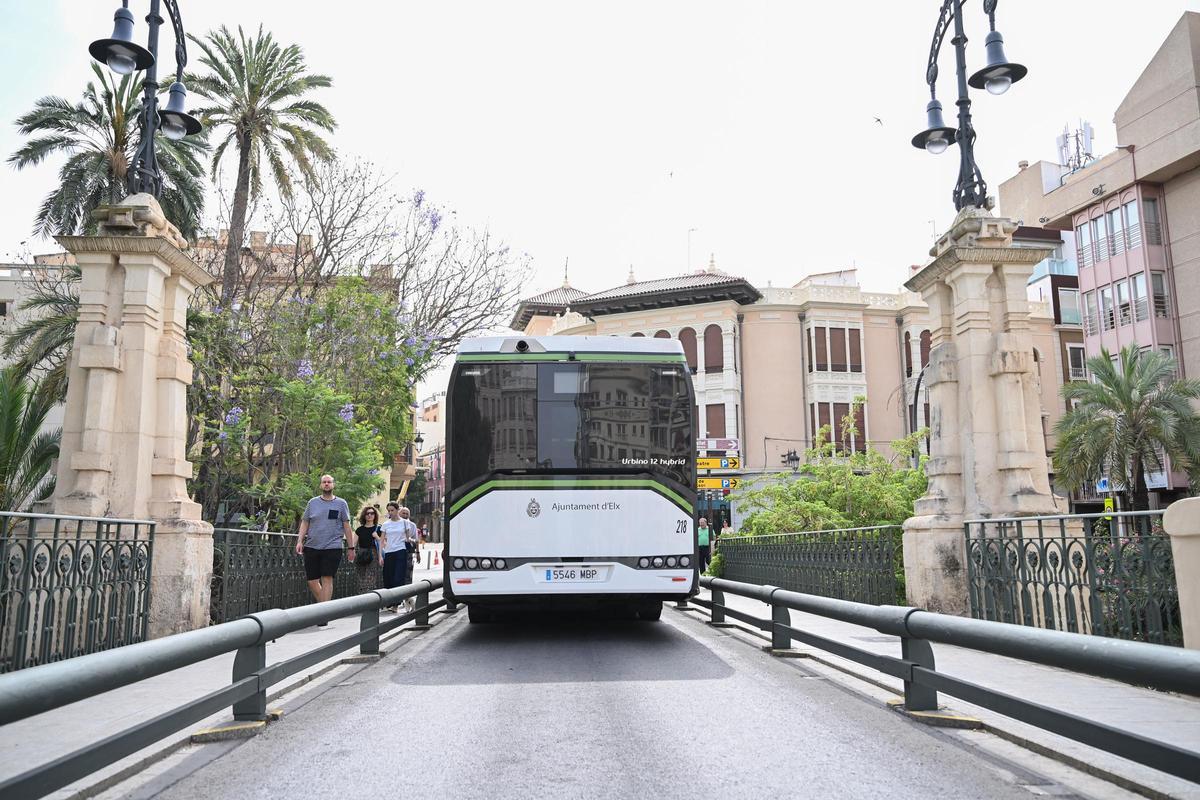 El servicio de autobuses urbanos de Elche mantiene los descuentos para niños y jóvenes