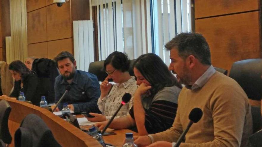 El concejal de Ciudadanos Sergio García, a la derecha, ayer, defendiendo su moción en el Pleno, en Pola de Siero.