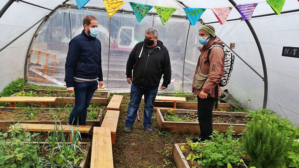 El concejal Iván Puentes (izq.) visita el huerto de la escuela Crespo Rivas.   | // FARO