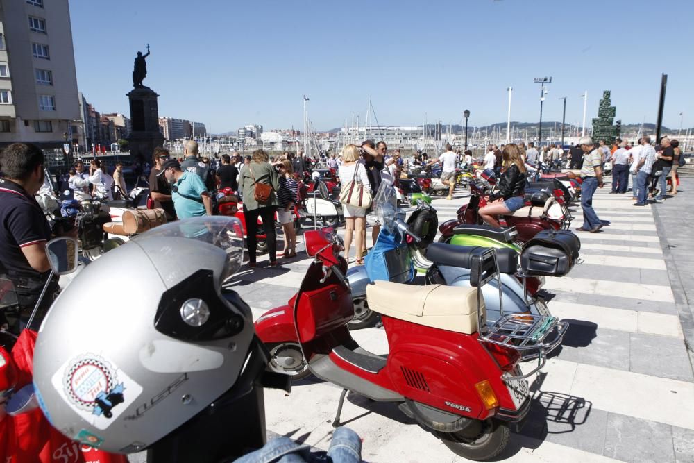 Concentración de vespas en Gijón