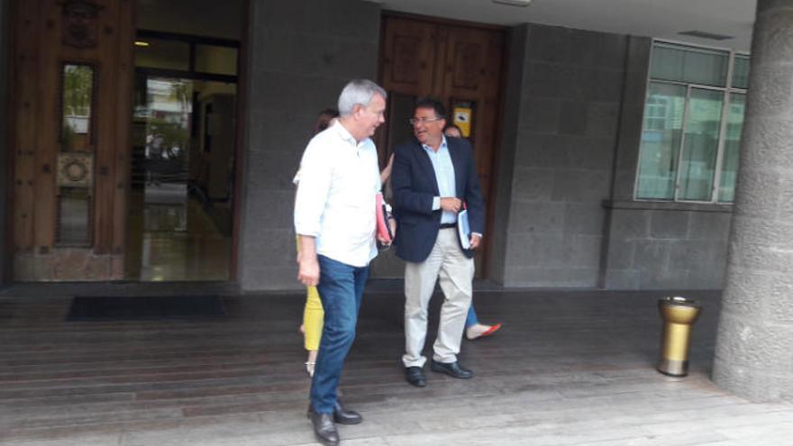 Sebastián Franquis y Luis Ibarra, al abandonar el Cabildo tras la reunión con NC.