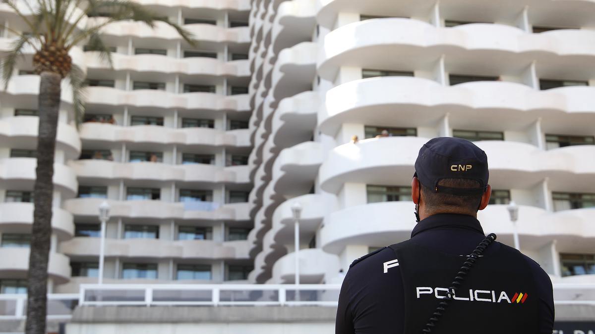 Un policía frente al hotel covid de Mallorca.