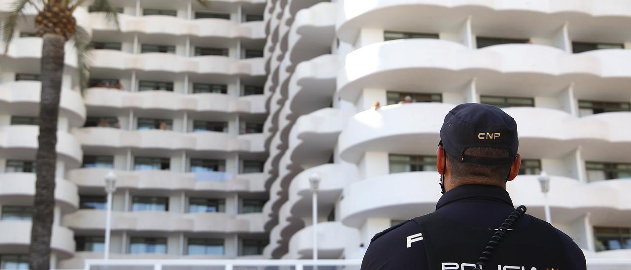 Un policía frente al hotel covid de Mallorca.