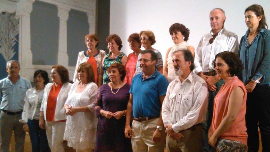 Foto de familia de los docentes jubilados este curso.