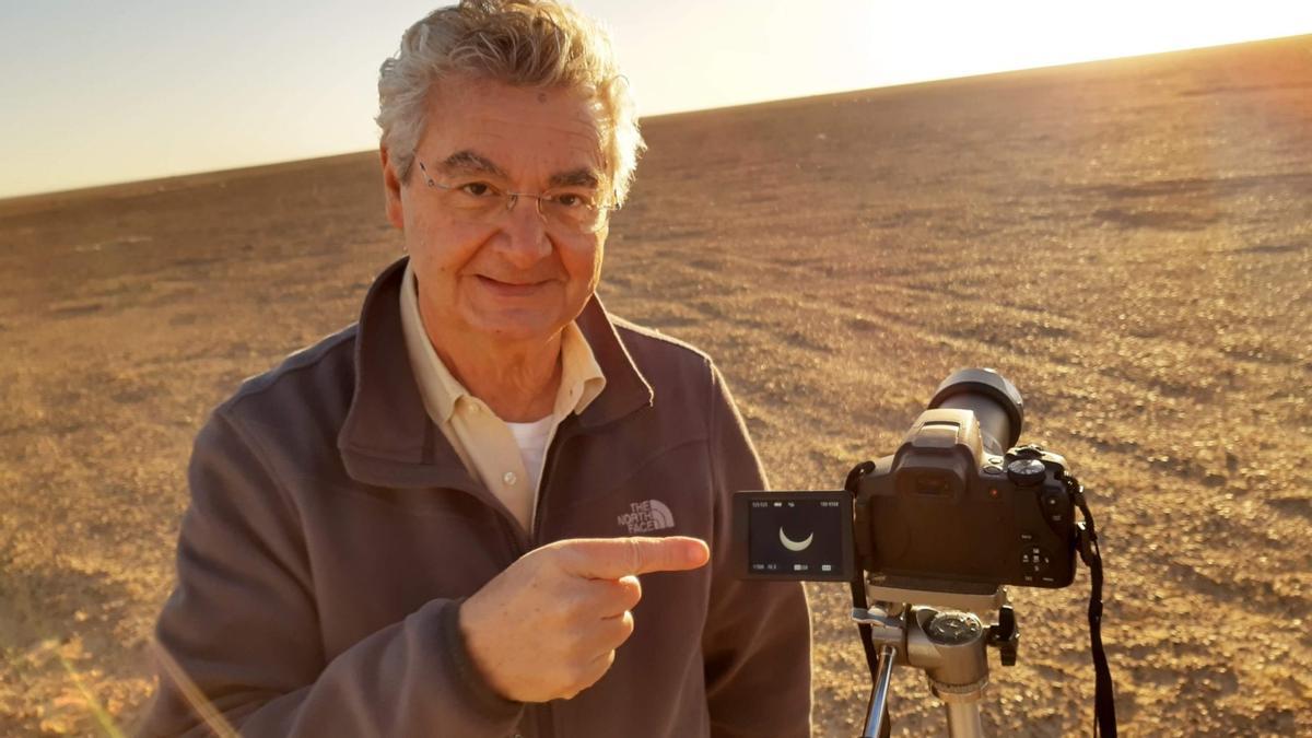 Josep Masalles Roman en 2019 durante un viaje al desierto de Omán para presenciar un eclipse de sol.