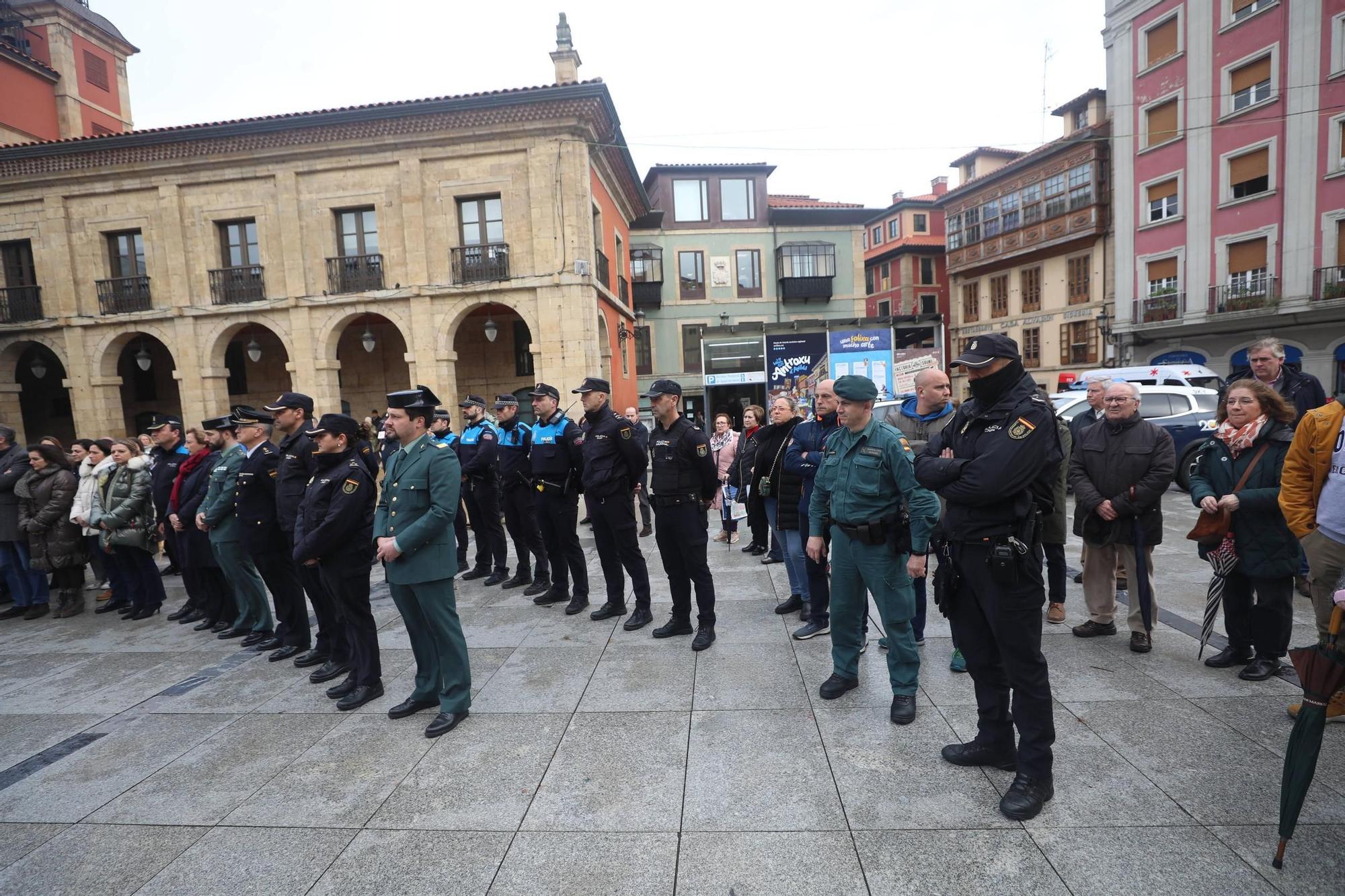 EN IMÁGENES: Avilés se suma al minuto de silencio por el asesinato en acto de servicio de dos guardias civiles en Barbate