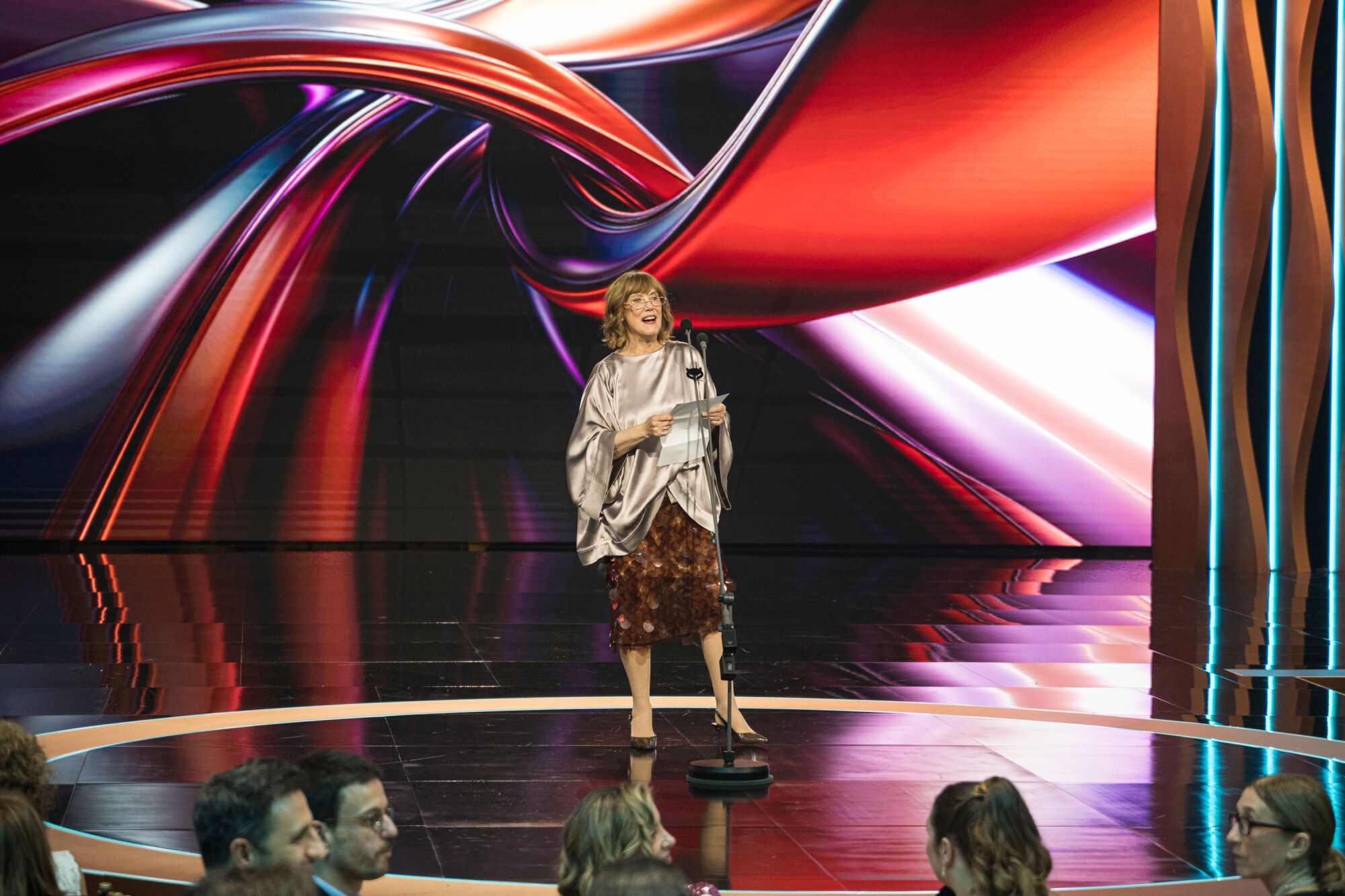 La Premio Feroz Audi de Honor Marta Fernández-Muro, durante la gala de entrega de los Premios Feroz 2026, en el Pazo da Cultura, a 24 de enero de 2026, en Pontevedra, Galicia (España). Los Premios Feroz son entregados de manera anual por la Asociación de Informadores Cinematográficos de España desde 2014, con el objetivo de destacar lo mejor de la producción audiovisual del año, tanto en cine como en televisión. 24 ENERO 2026 Elena Fernández / Europa Press 24/01/2026. Marta Fernández-Muro;Elena Fernández;