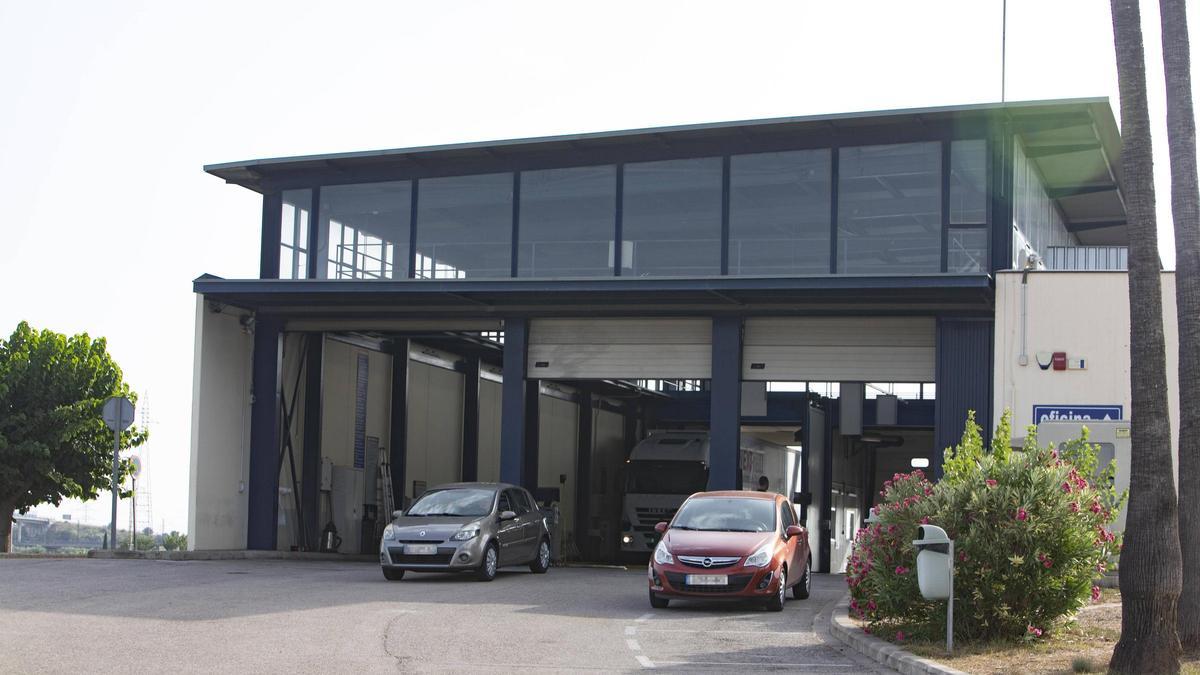 Coches en la ITV de Alzira, en una imagen de archivo.