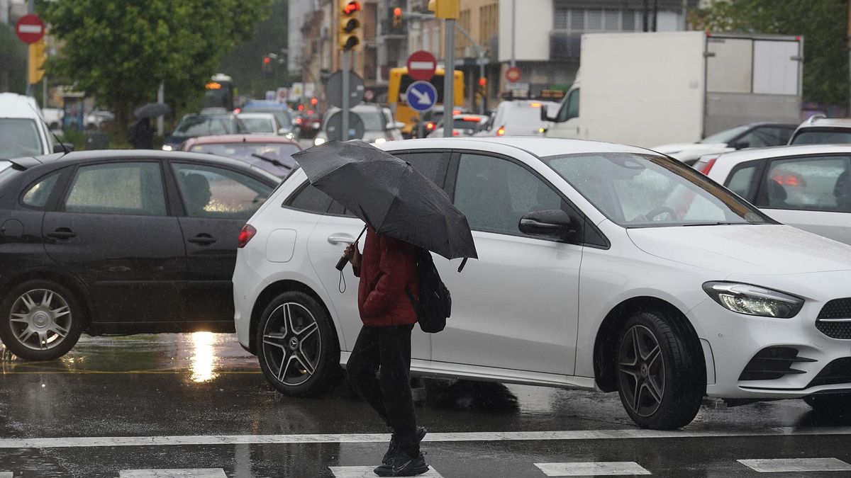 Una persona amb paraigua aquesta cap de setmana plujós a Girona.