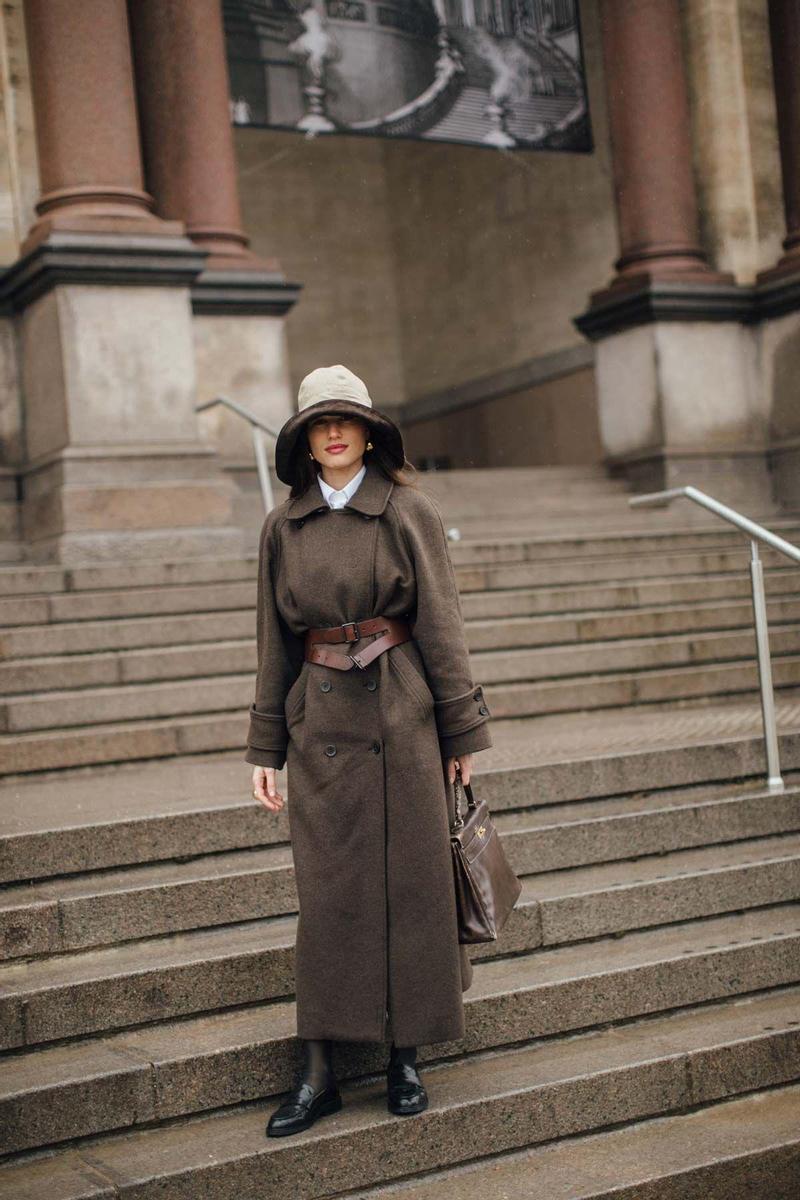 Look con cinturón fajín sobre abrigo visto en el 'street style' de Copenhague