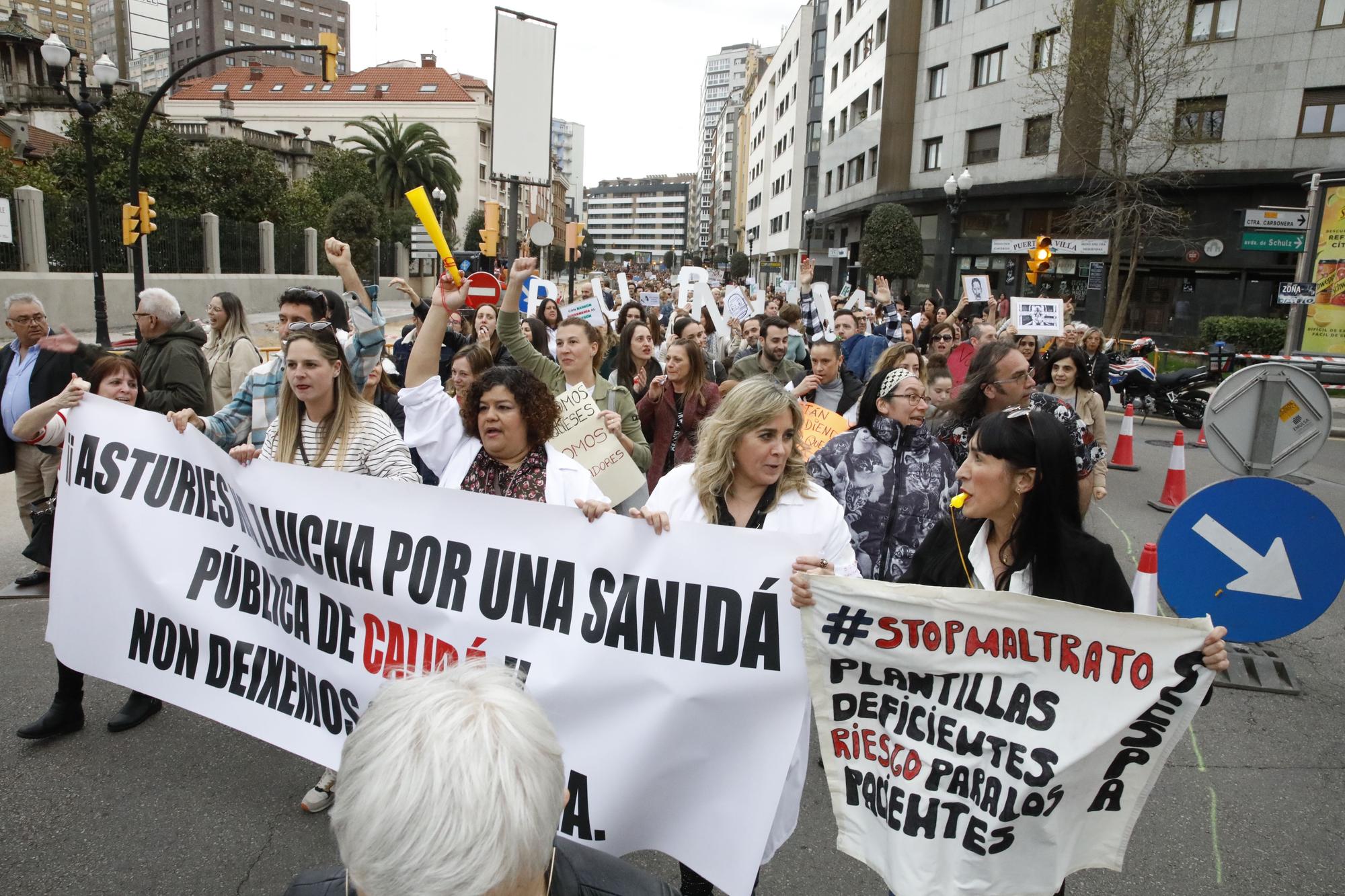 En imágenes: Los sanitarios se manifiestan en Gijón al grito de "no queremos más dinero, queremos mejores condiciones laborales"