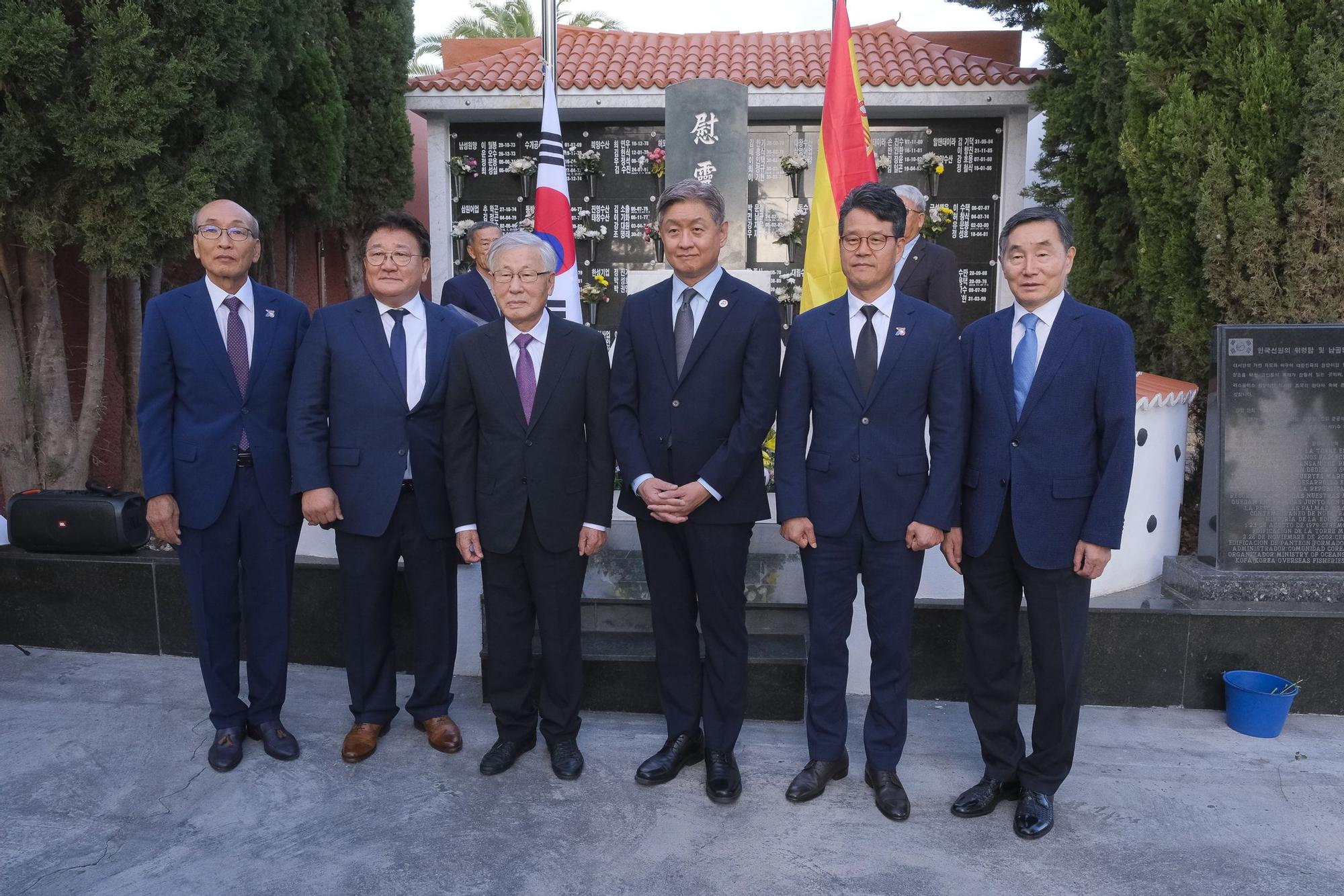Ofrenda floral a los marinos coreanos fallecidos en Gran Canaria