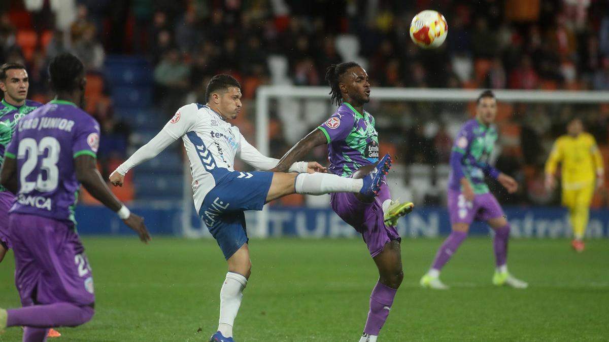 El bigoleador Fabricio Assis, en acción durante el partido.