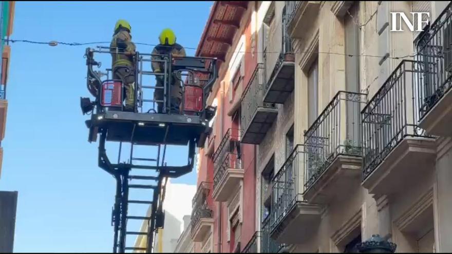 Los Bomberos intervienen ante el desprendimiento de cascotes en la Calle Mayor de Alicante