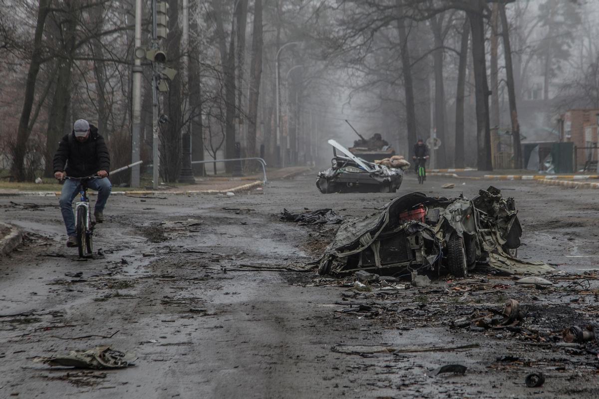 Una carretera bombardeada en Bucha, en la región de Kiev.