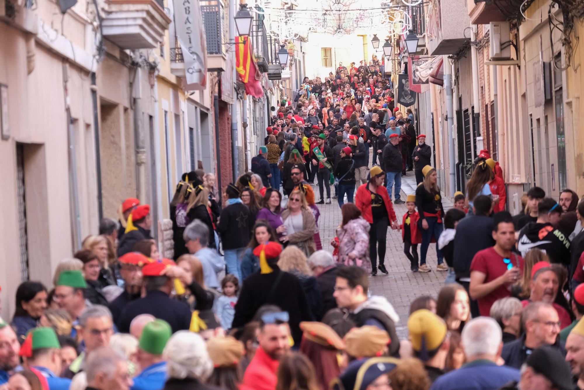 Fiesta de Els Capitans y desfile de abanderadas de Moros y Cristianos de Petrer, en imágenes