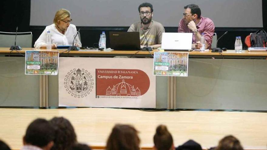 Fidel González Santamaría (centro) durante la presentación de las actividades de la asociación Salamanca Acoge en el Campus Viriato.