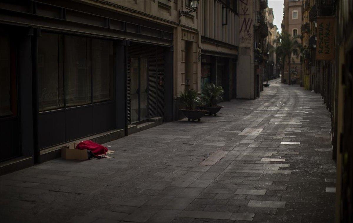 Un hombre y su manta, en las calles de Barcelona.