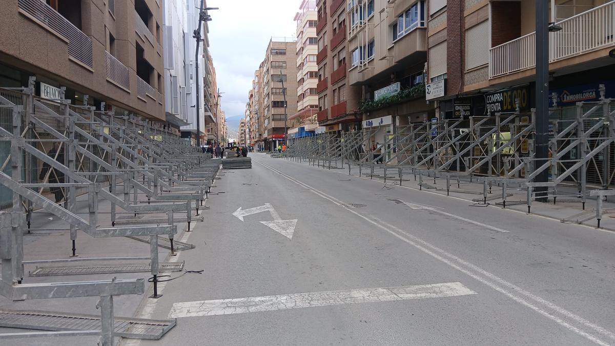 Trabajos de montaje de las tribunas de Semana Santa en Lorca.