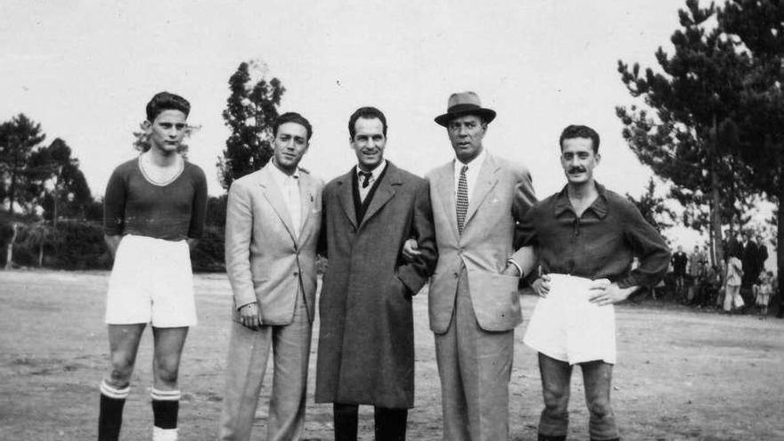 De izq. a drcha., el estradense José Antonio Muñiz, Borbolla, Fuentes, Zamora y un jugador desconocido.
