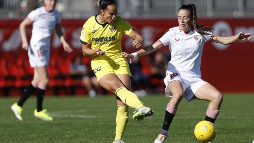 McKenna junto a la goleadora sevillista Martín-Prieto en un lance del duelo.