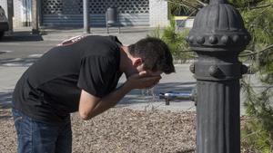 Un hombre se refresca durante la ola de calor de julio del 2017 en Lleida.