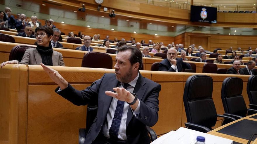 Los senadores del PP reciben a Puente con gritos de "dimisión, dimisión" en su comparecencia por los accidentes ferroviarios