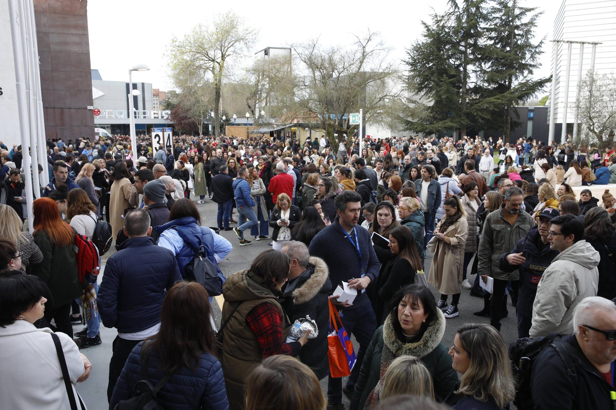 Miles de personas participan en la macrooposición de la sanidad pública asturiana.