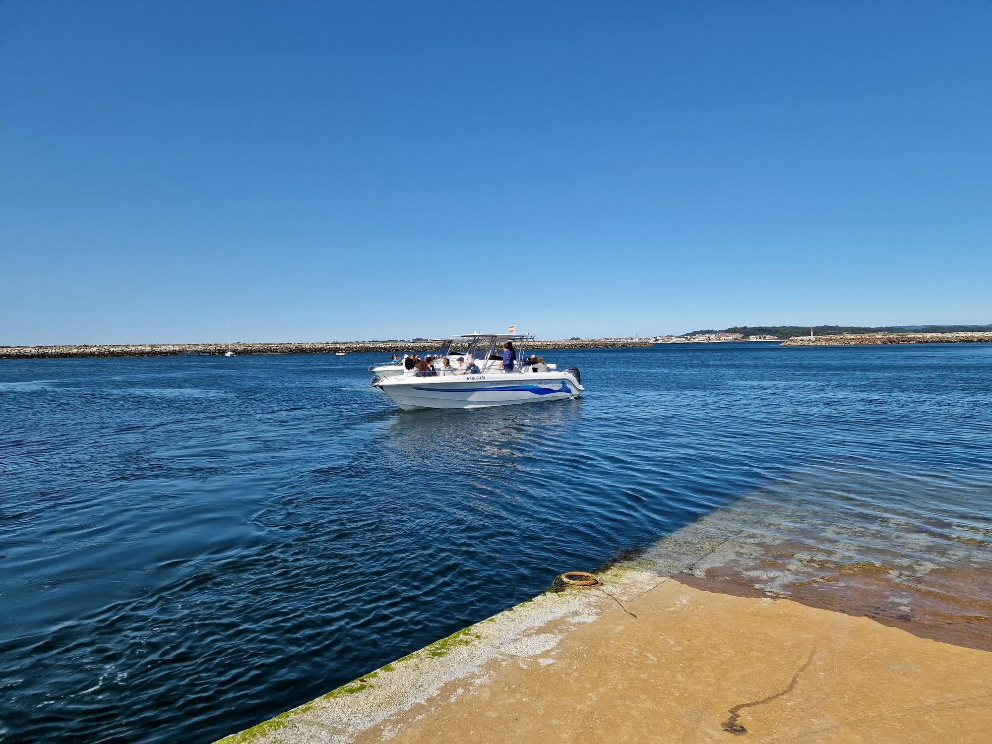 Peregrinos extranjeros que embarcaron en Vilanova para hacer la Ruta Xacobea hacia Pontecesures.