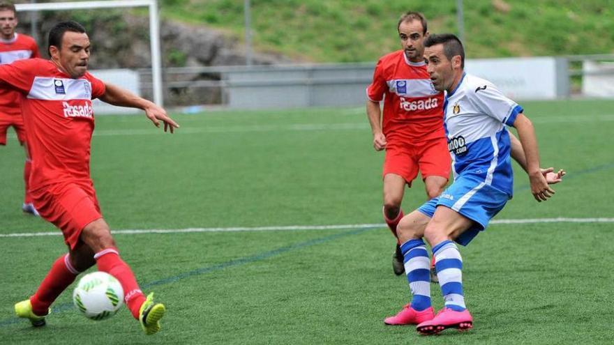 Geni, a la izquierda, con el balón, ante Chicho Villanueva, con Guaya al fondo.