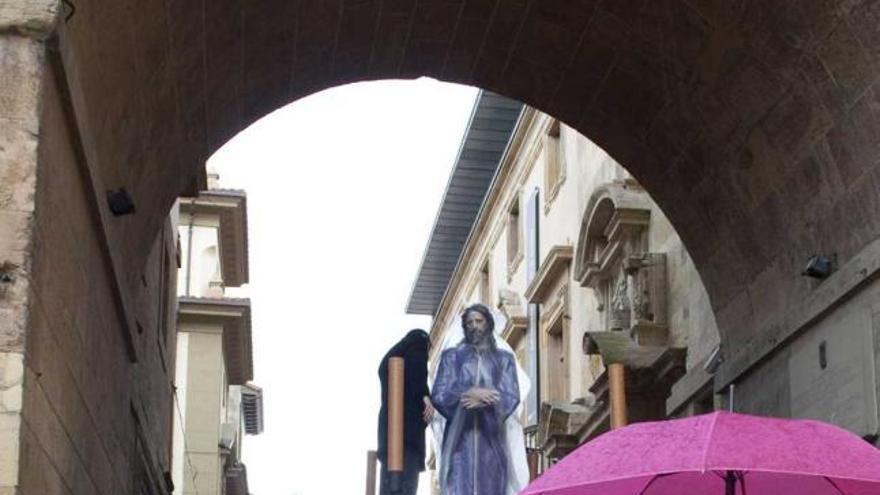 El Señor de la Sentencia, bajo el arco del antiguo monasterio de San Vicente.