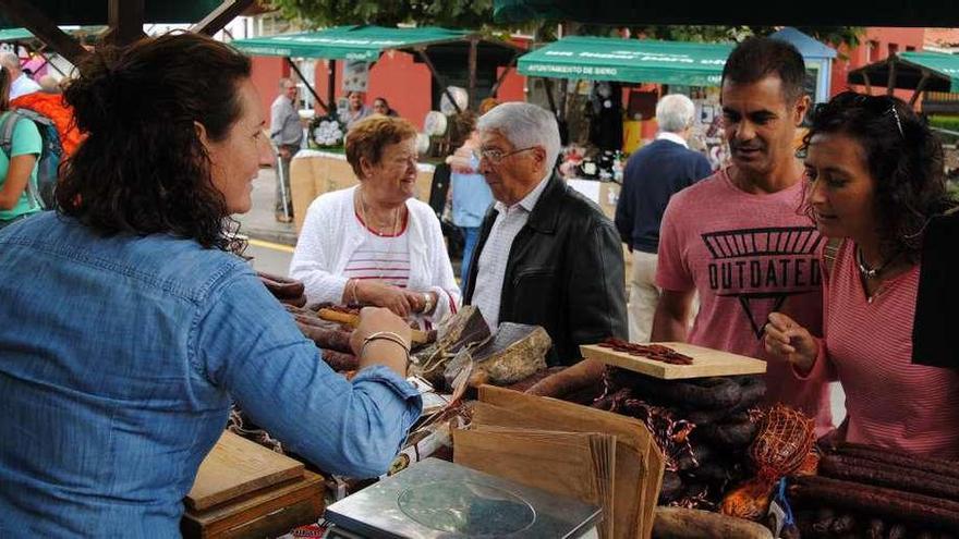 Uno de los puestos de venta del mercado de Vega de Sariego.