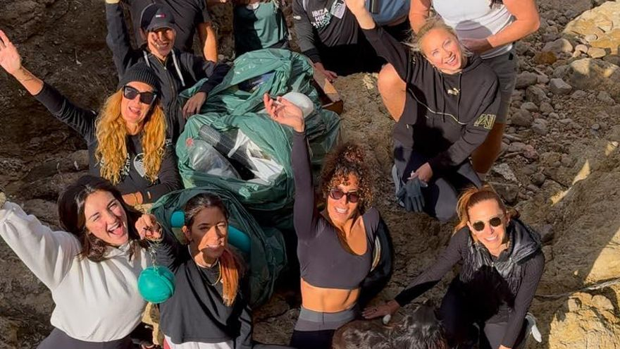 Un grupo de senderistas recoge 100 kilos de basura en Cala d&#039;en Serra: &quot;Que Ibiza esté bella cada día es una lucha constante&quot;