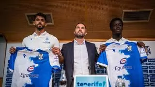 El CD Tenerife presenta a un futbolista enamorado de la Isla y a otro que estaba "loco" por ponerse la camiseta blanquiazul