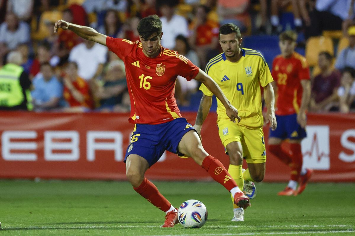 Juanlu Sánchez regatea durante el partido. EFE/ Juanjo Martin