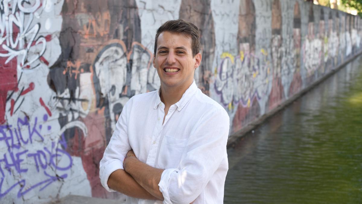 Jorge Pueyo, candidato de Sumar por Zaragoza, en el Parque Delicias momentos antes de la entrevista.