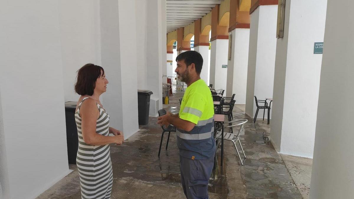 La regidora de Governació, Carla Miralles, destaca les tasques realitzades pels deu alumnes del taller.