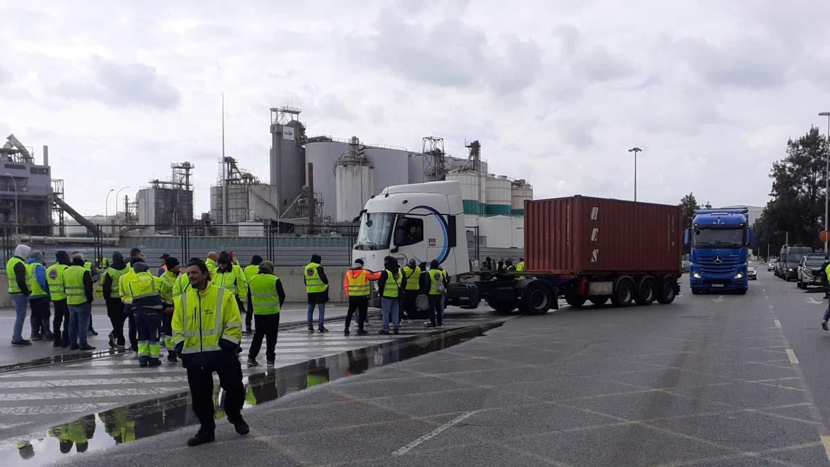 Huelga de transporte: los camiones bloquean los accesos al puerto de Barcelona