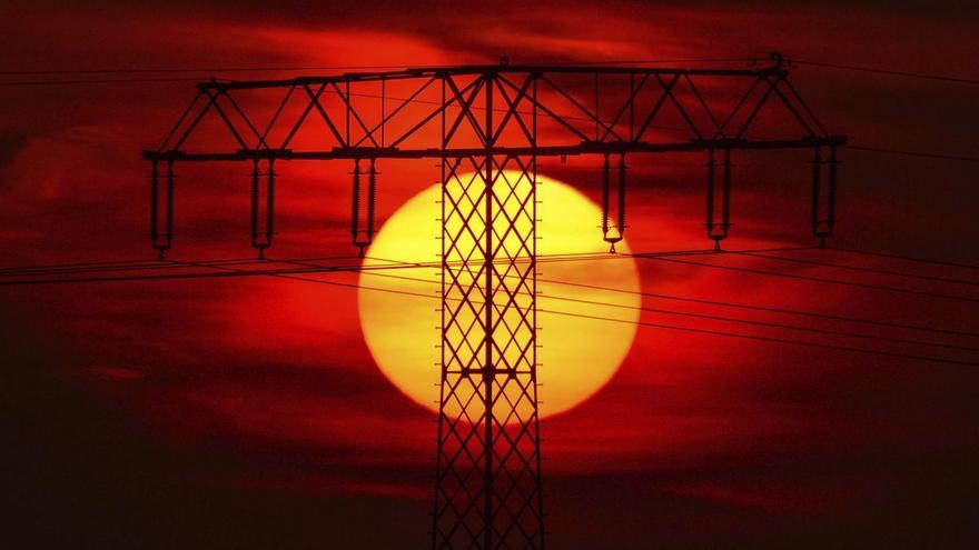 El mercado eléctrico se hunde a mínimos históricos pero el recibo de luz subirá por las medidas para evitar otro apagón
