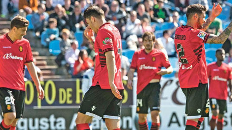 Agus, Ximo, Generelo y Cadamuro lamentan el gol del Zaragoza el domingo.