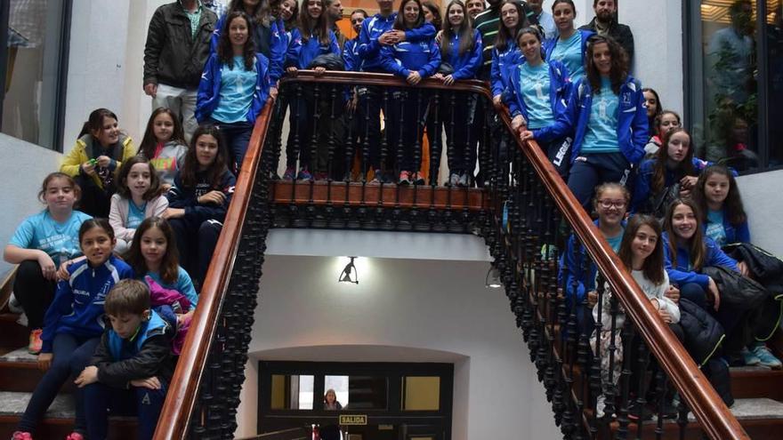 Miembros de la corporación sierense, ayer, posando con las jugadoras del Siero Deportivo Balonmano, en el Ayuntamiento.