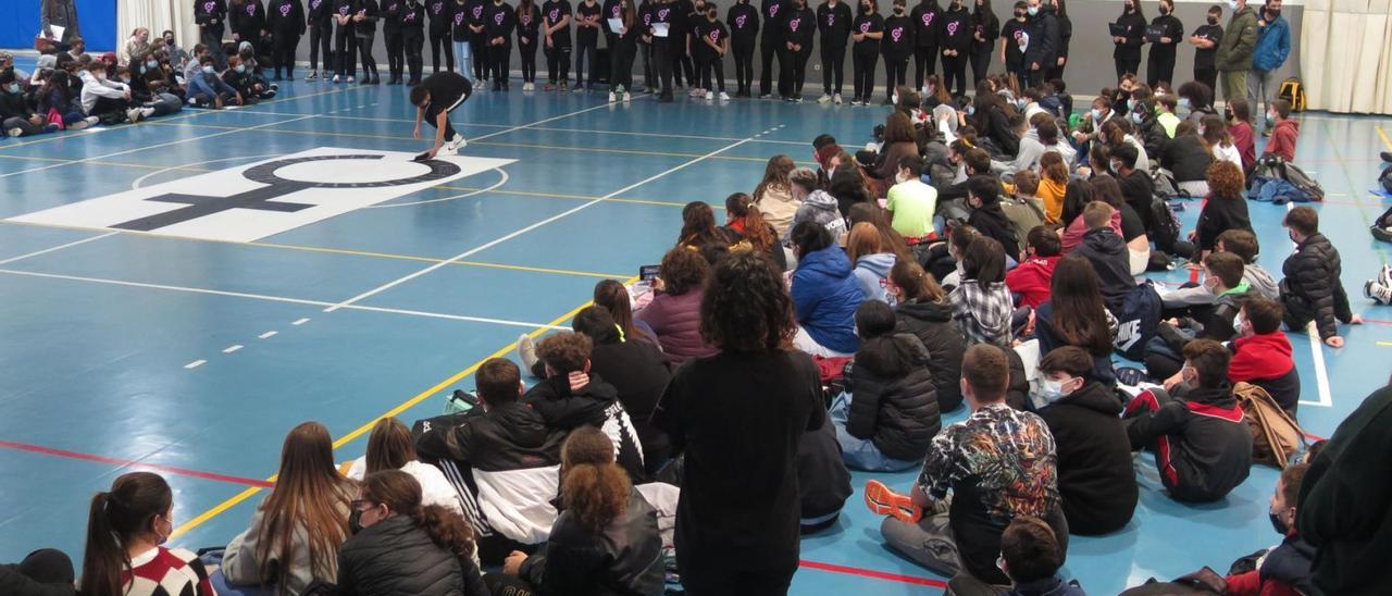 Acto celebrado ayer en el polideportivo del IES Son Ferrer con motivo del Día Mundial por la Eliminación de la Violencia de Género. | EMILIO PÉREZ DE ROZAS