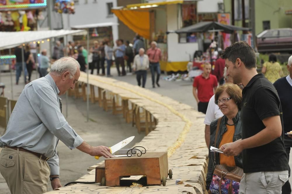 La tosta más grande del mundo en las fiestas de La Probe, Morcín