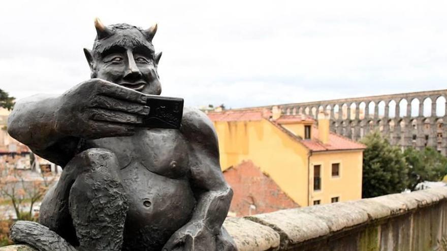 Diablillo instalado junto al acueducto de Segovia.