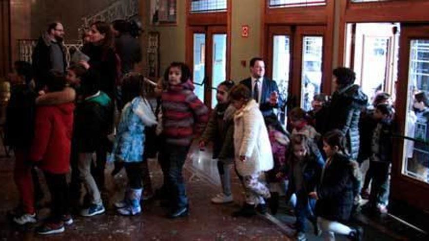 Un grupo de niños accede al Filarmónica, antes del pase de cortometrajes.